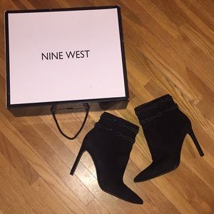 🖤🔥Sexy Black suede 9W booties🖤🔥